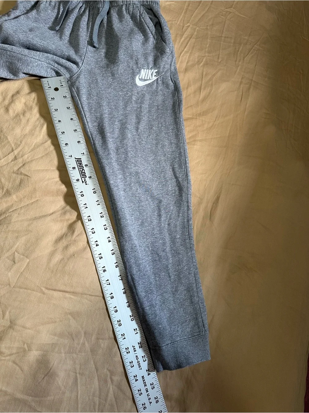 Nike kids Sportwear Club slim Fit Fleece Joggers Heather Grey white Nike Swoosh